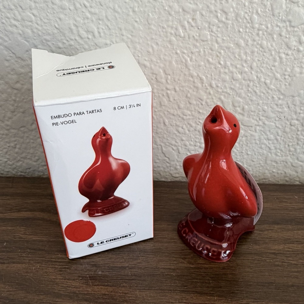 Le Creuset Red Pie Bird NEW Stoneware Baking Vent NIB 3.25" Open Box